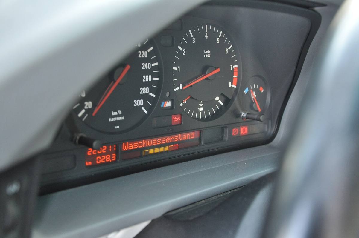 Přístrojová deska BMW M5 generace E34