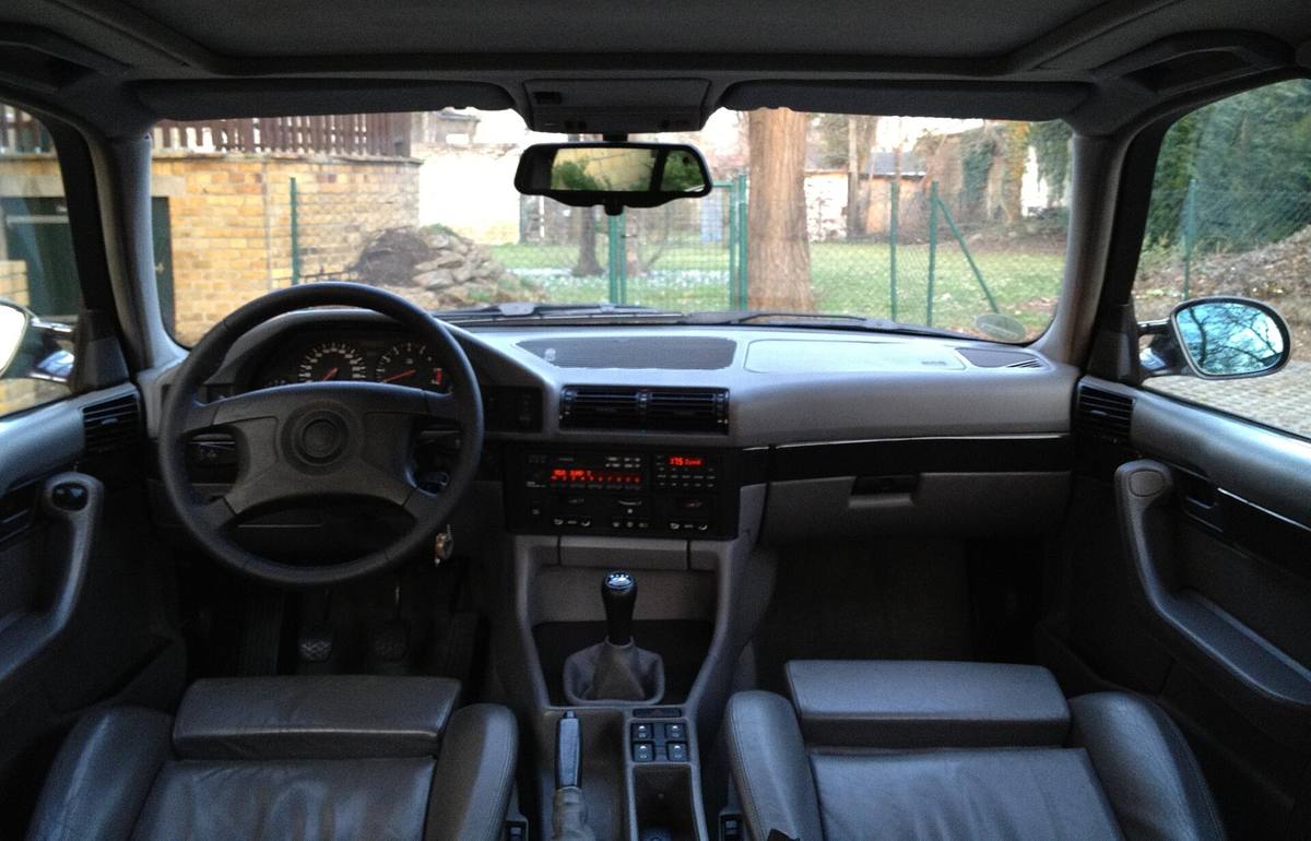 Interiér BMW M5 generace E34