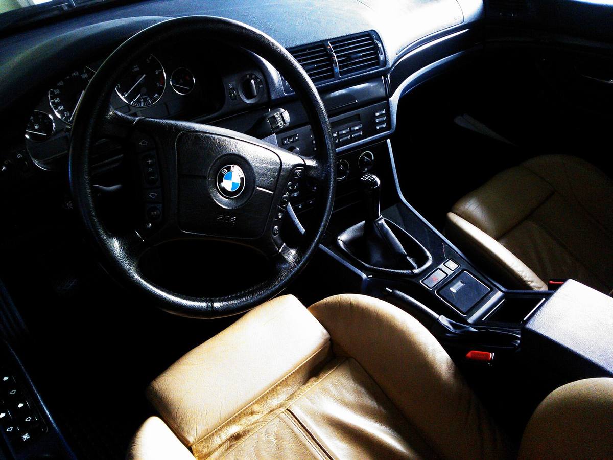 Interiér BMW E39 s volantem, přístrojovou deskou a středovým sloupcem