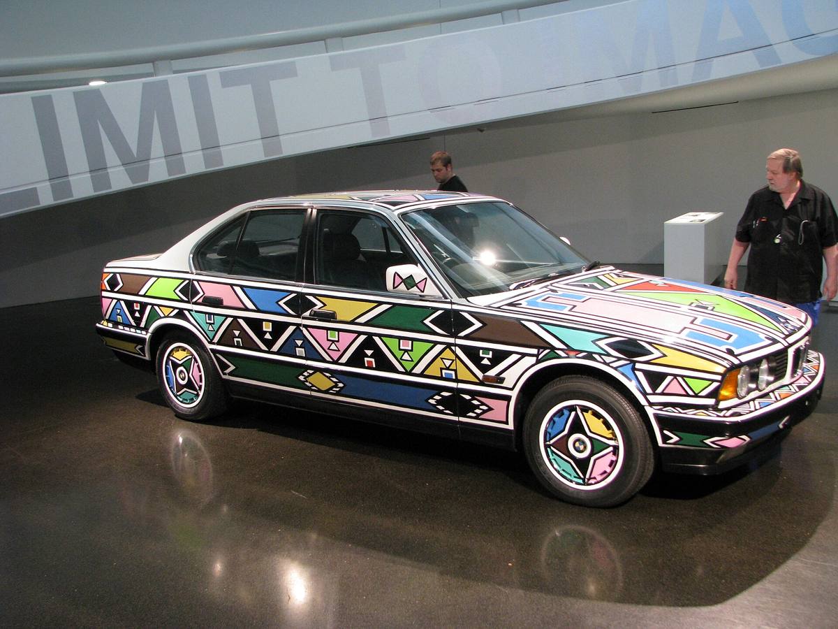 BMW 525i řady E34 pomalované vzory ndebelského lidového malířství