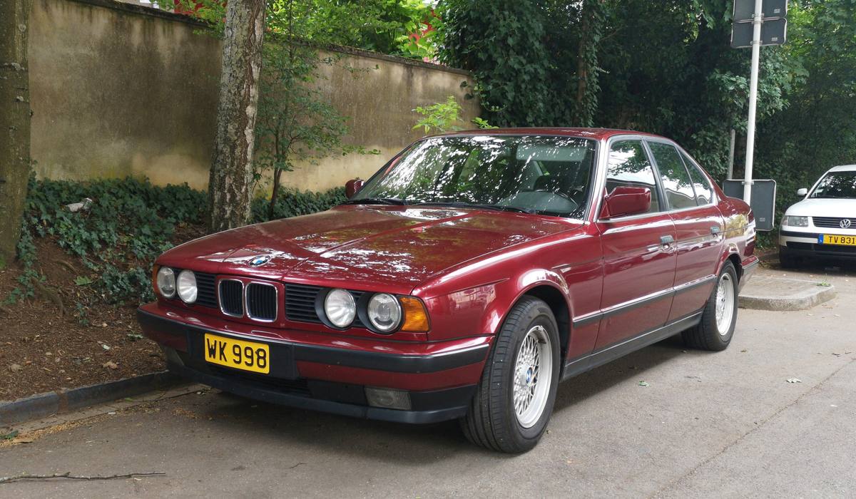 BMW 525tds řady E34 zaparkované u chodníku
