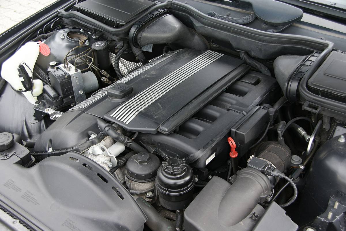 Řadový šestiválec M54B25 pod plastovými kryty v motorovém prostoru BMW E39 525i