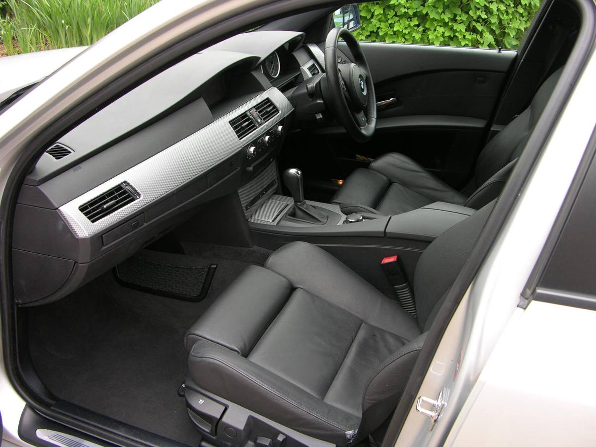 Interiér BMW 535d generace E60 z roku 2006