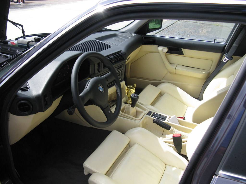 Pracoviště řidiče v BMW M5 z řady E34 se světlým koženým interiérem