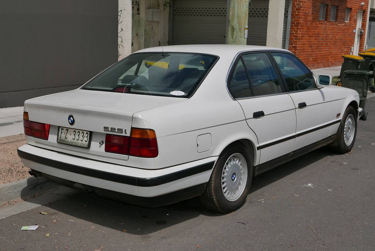 BMW 525i řady E34 zezadu