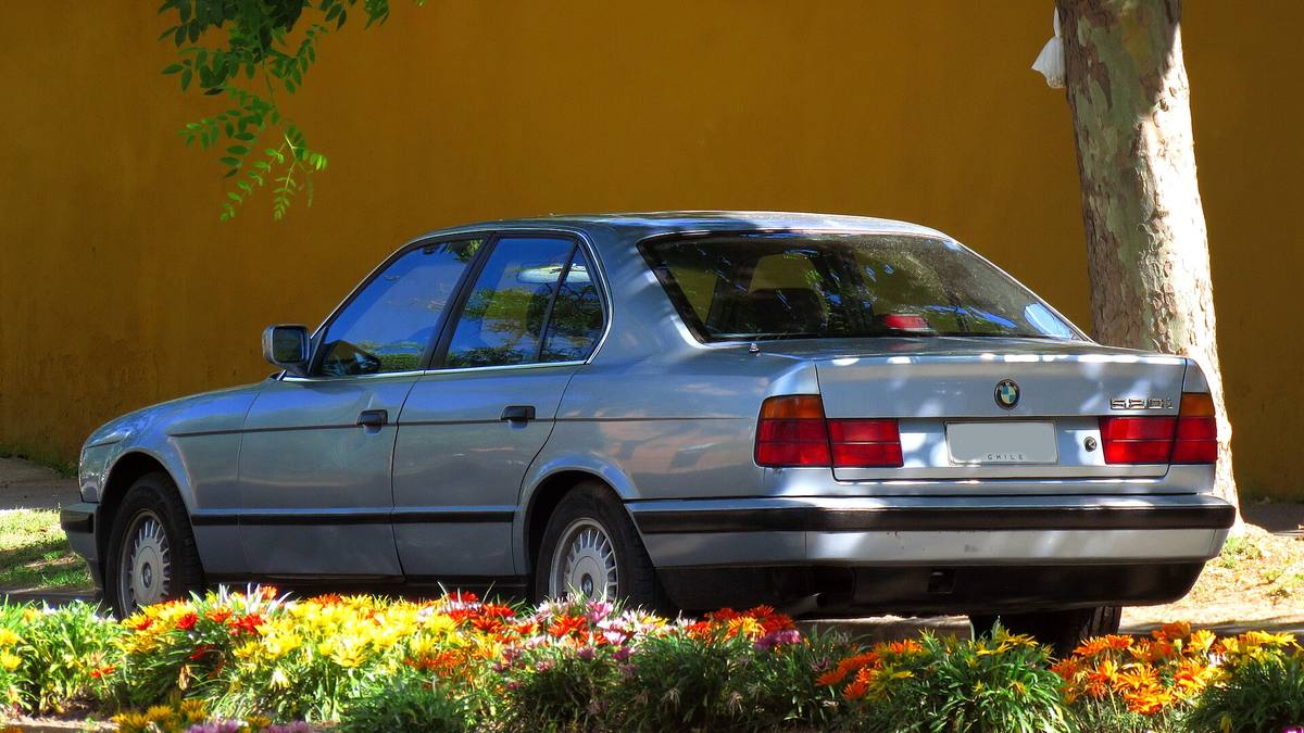 Sedan BMW 520i řady E34 zezadu z boku