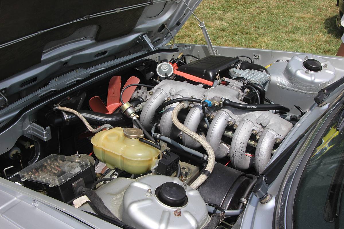 Motorový prostor staršího BMW se šestiválcem a sacím potrubím