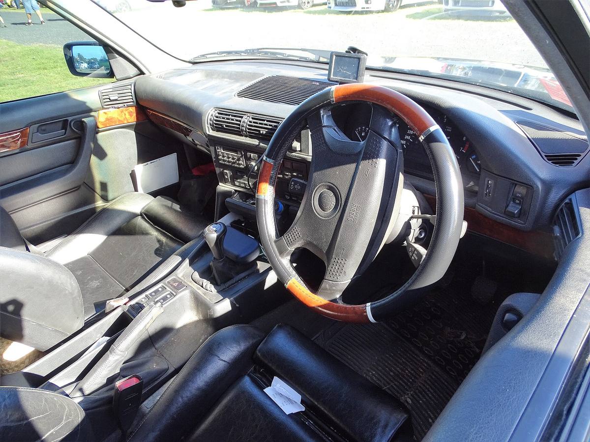 Přístrojová deska BMW 540i řady E34 s pravostranným řízením