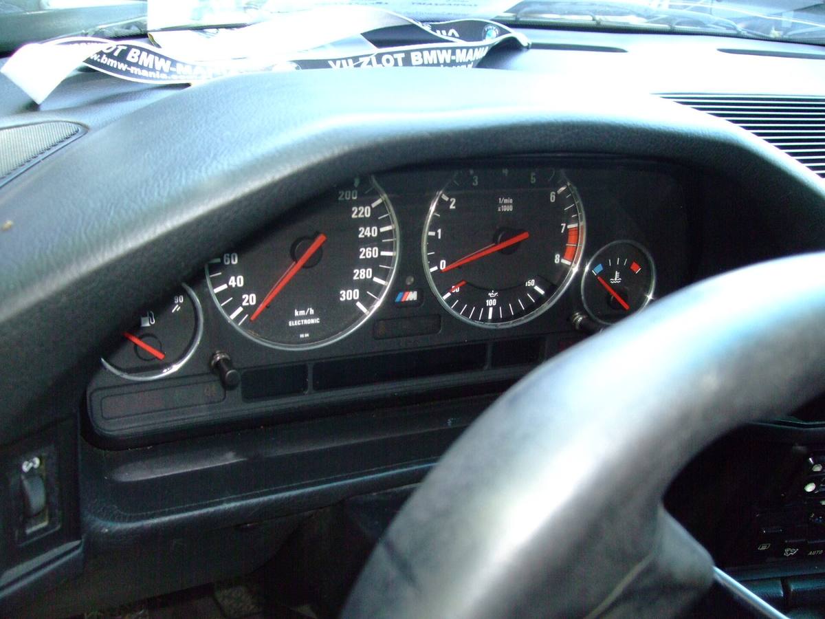 Přístrojová deska BMW M5 generace E34