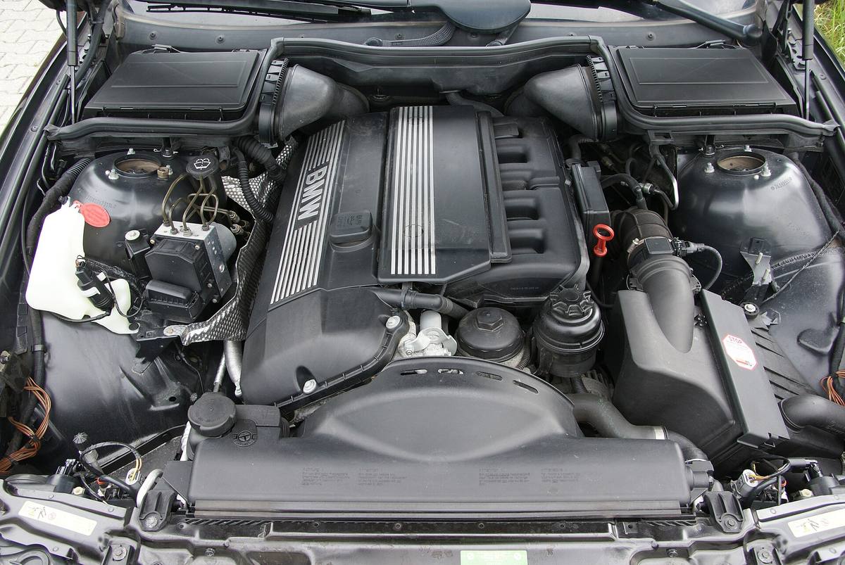 Řadový šestiválec BMW M54B25 zabudovaný v BMW 525i řady E39