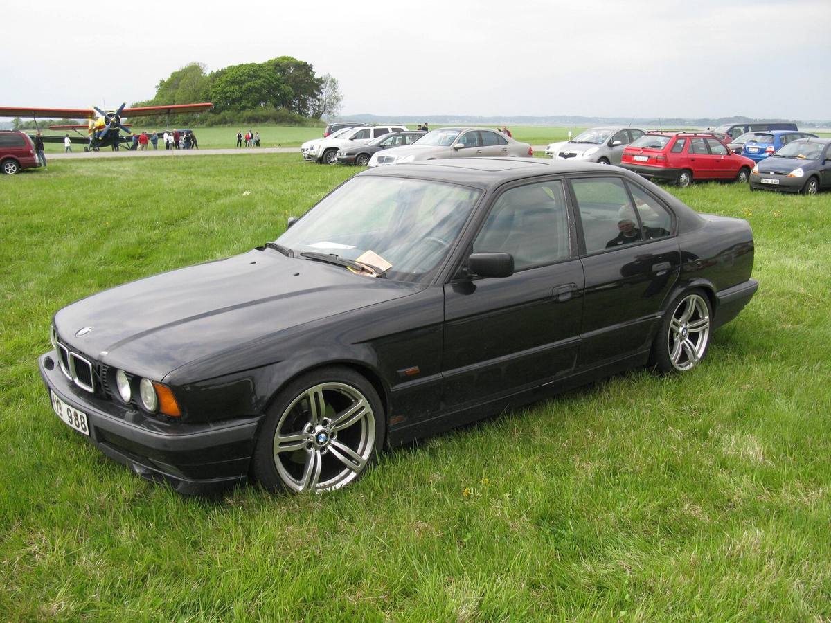 BMW 540i řady E34, pohled zepředu z boku na zaparkovaný sedan