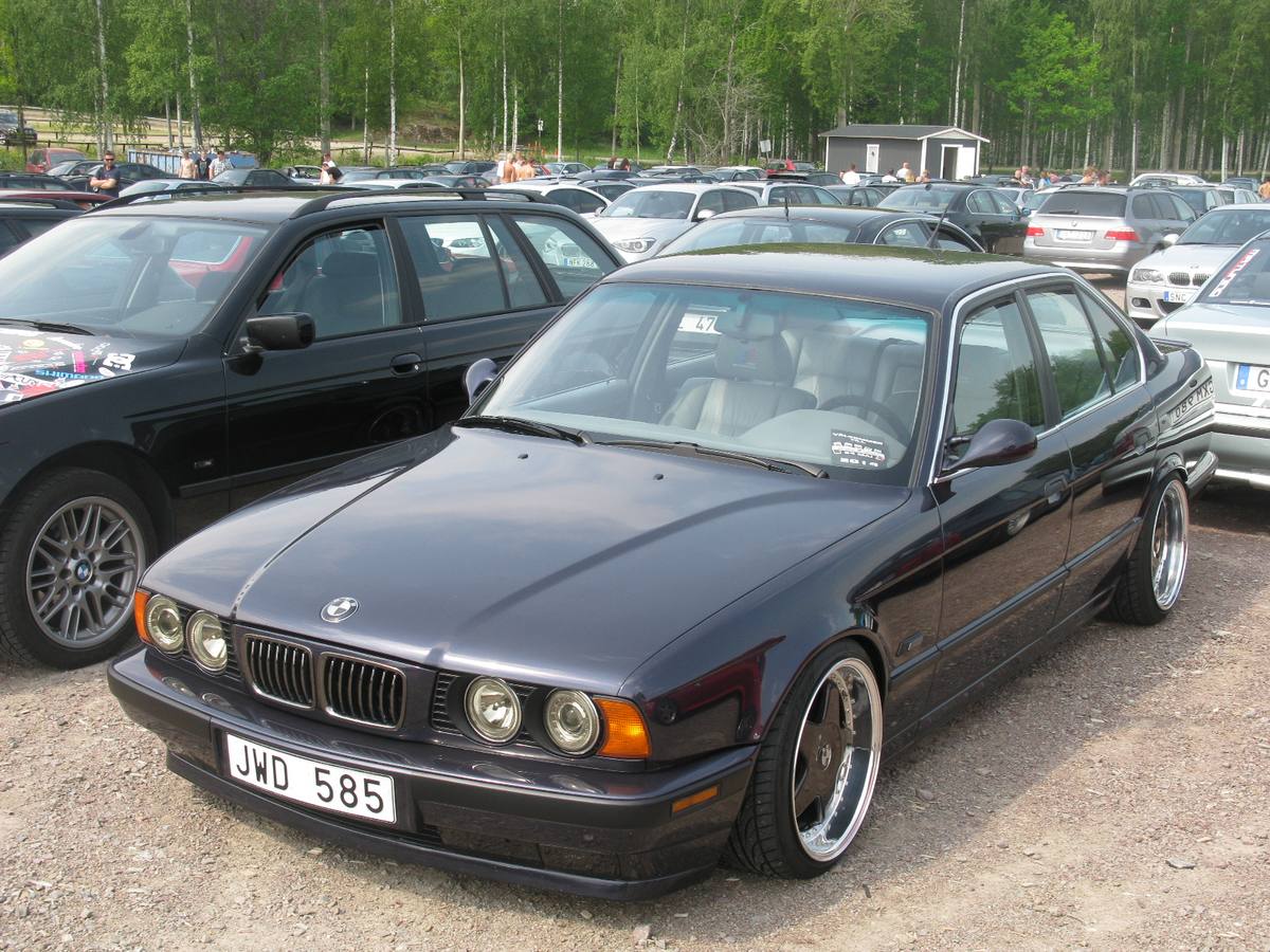 BMW 525i řady E34 zaparkované u obrubníku