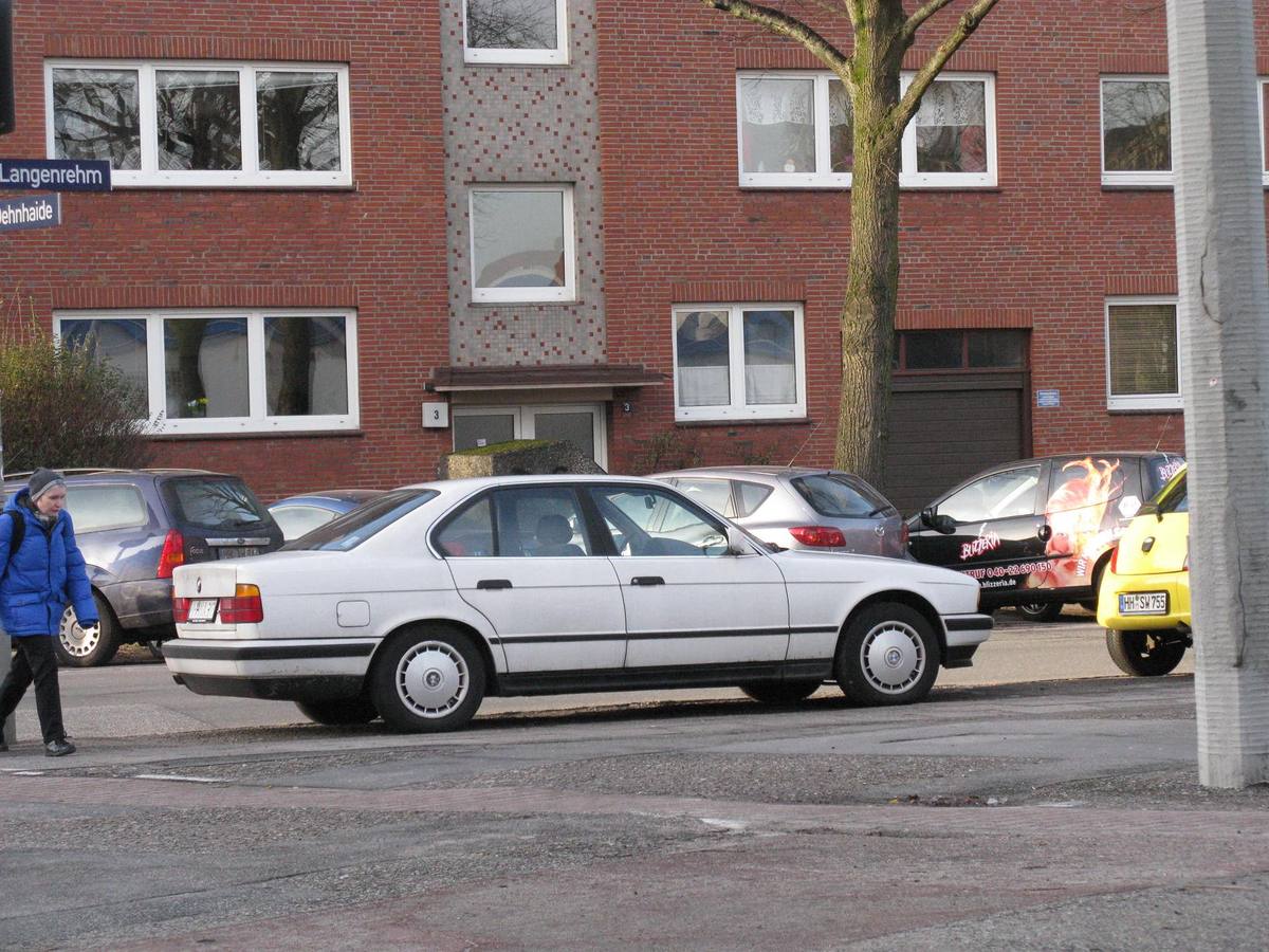 BMW řady 5 generace E34 na parkovišti