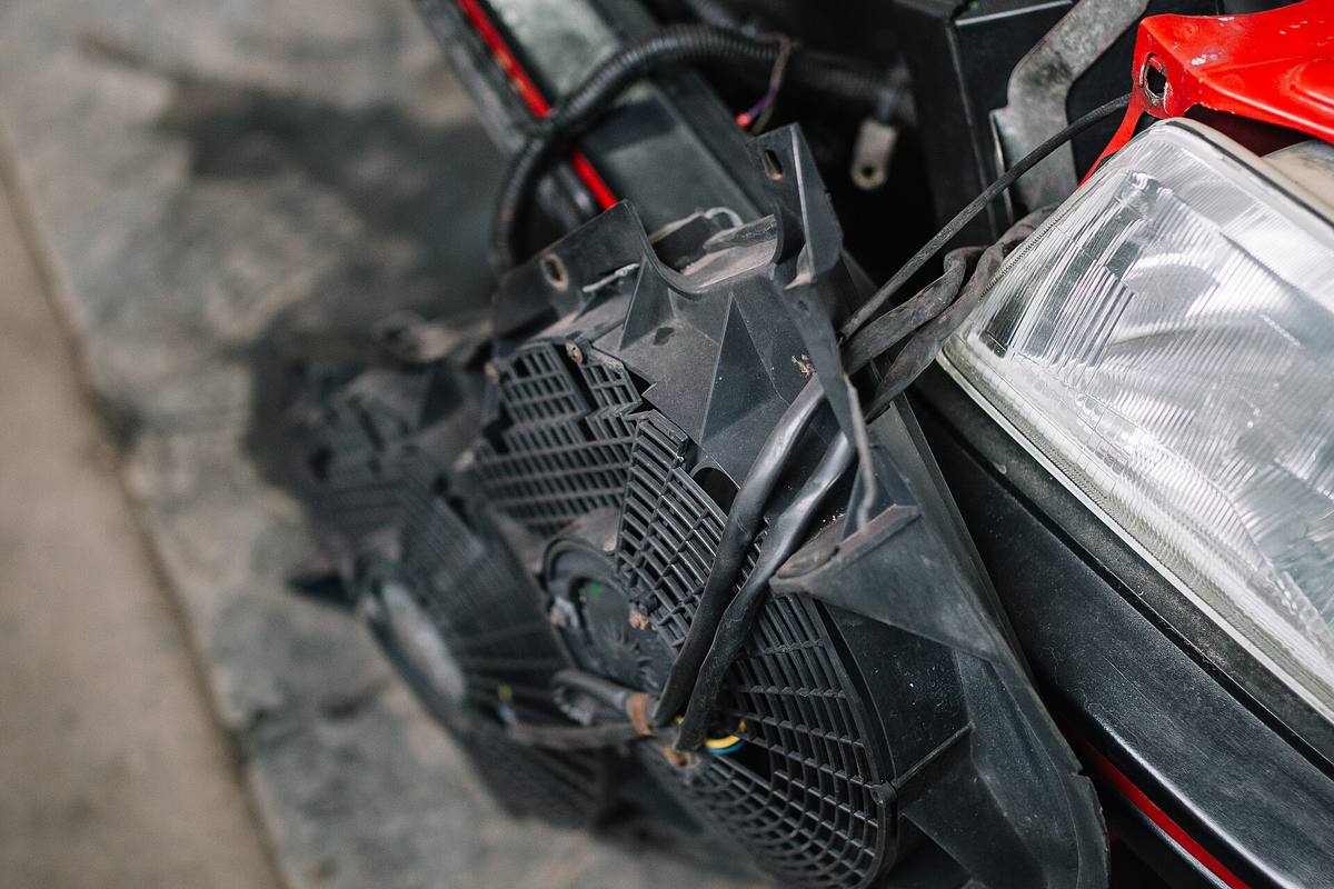 Ventilátor chlazení sundaný z vozu, položený v dílně