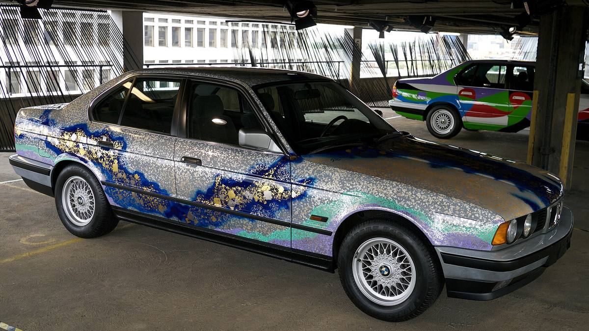 Pomalované stříbrné BMW 535i řady E34 na výstavě sbírky Art Cars