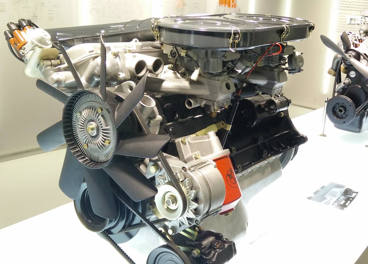 Řadový šestiválec BMW M30 vystavený s odkrytým sacím potrubím a víkem ventilů