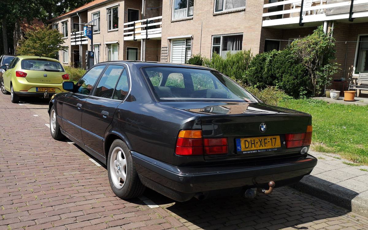 BMW 518i z řady E34 zaparkované u chodníku
