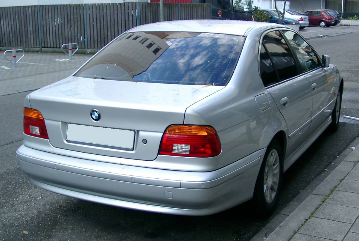 Zadní část stříbrného sedanu BMW řady 5 generace E39