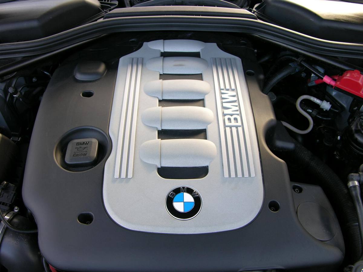Kryt naftového šestiválce M57 s logem BMW v motorovém prostoru BMW 635d