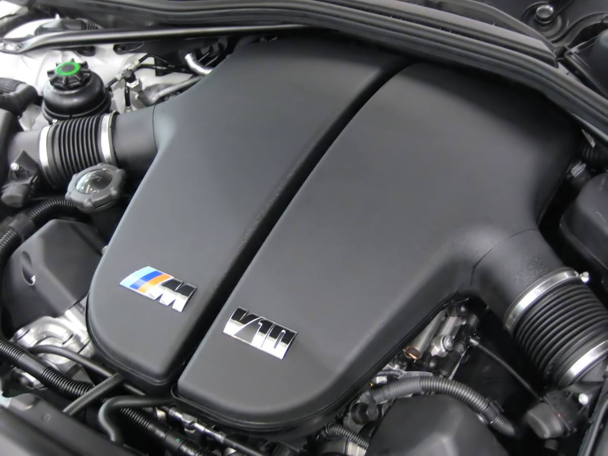Motorový prostor BMW M5 řady E60 s desetiválcem S85