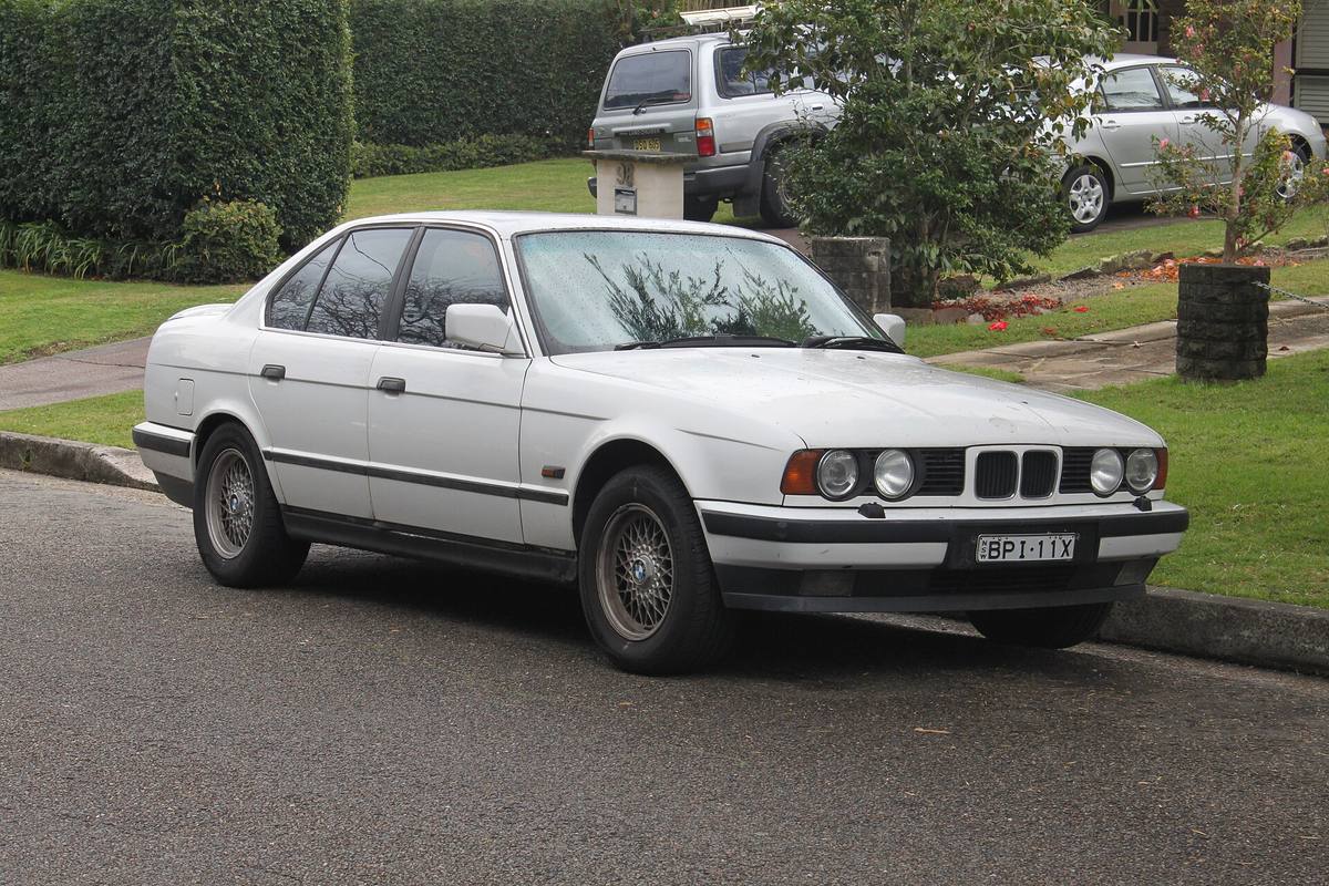 BMW 535i řady E34 stojící u chodníku