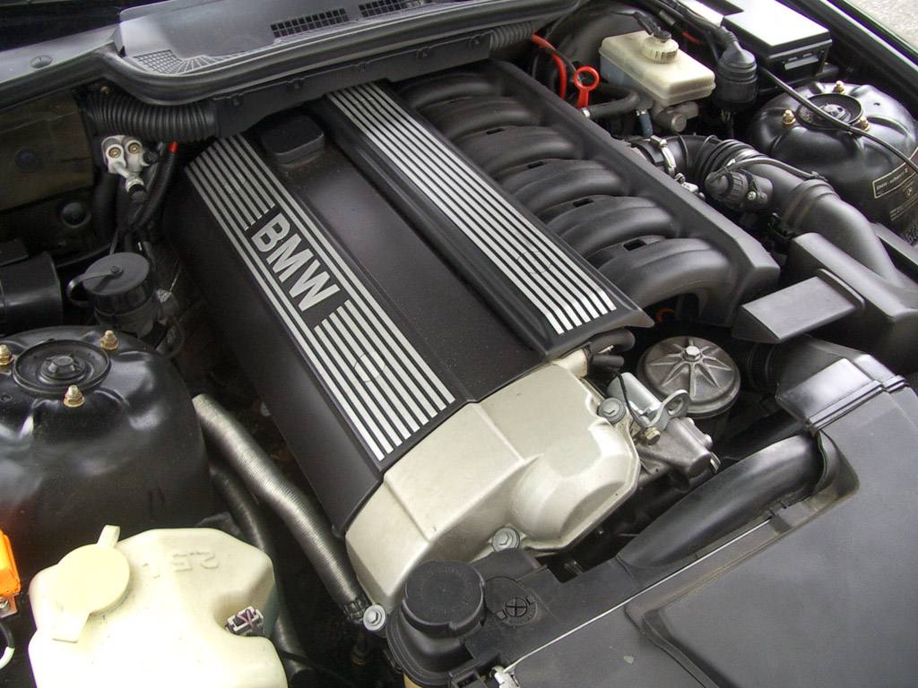 Motorový prostor se šestiválcem BMW M50