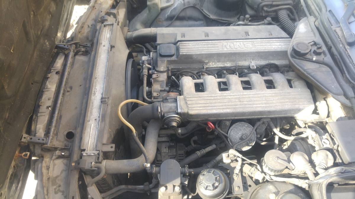 Naftový šestiválec M51 v motorovém prostoru BMW 525tds Touring