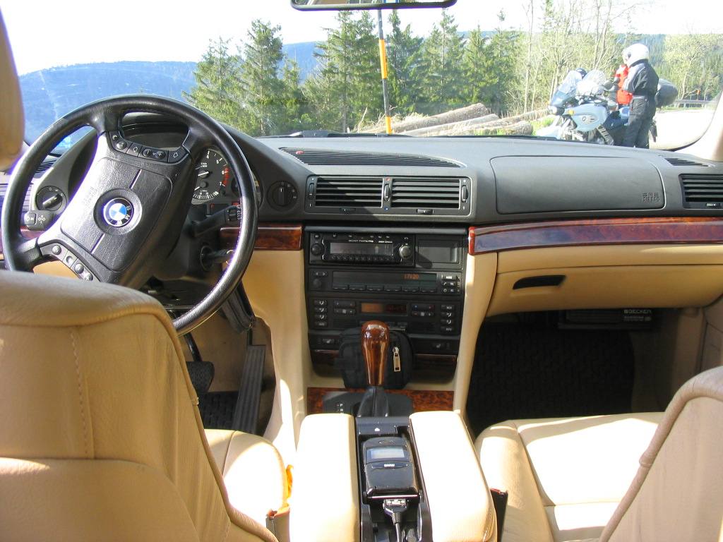 Kokpit BMW řady 7 generace E38 s volantem a sloupkem řízení
