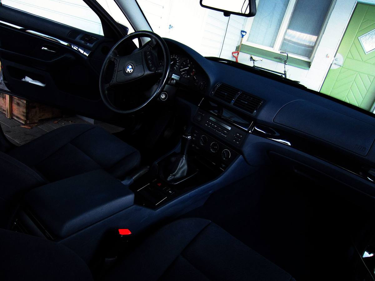 Přístrojová deska a volant s tlačítky v BMW 523i E39