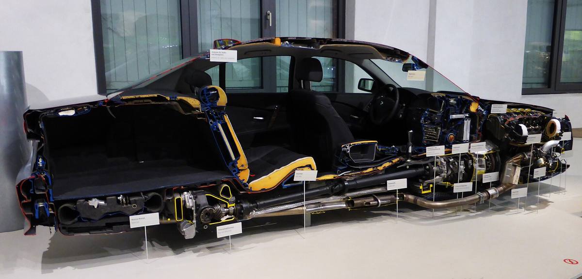 Řez karoserií BMW 530d generace E60
