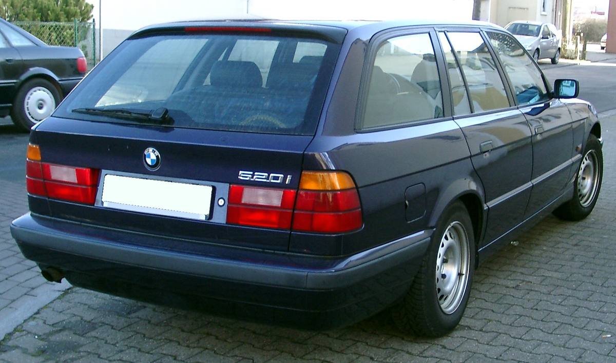 Zadní část kombi BMW řady 5 generace E34