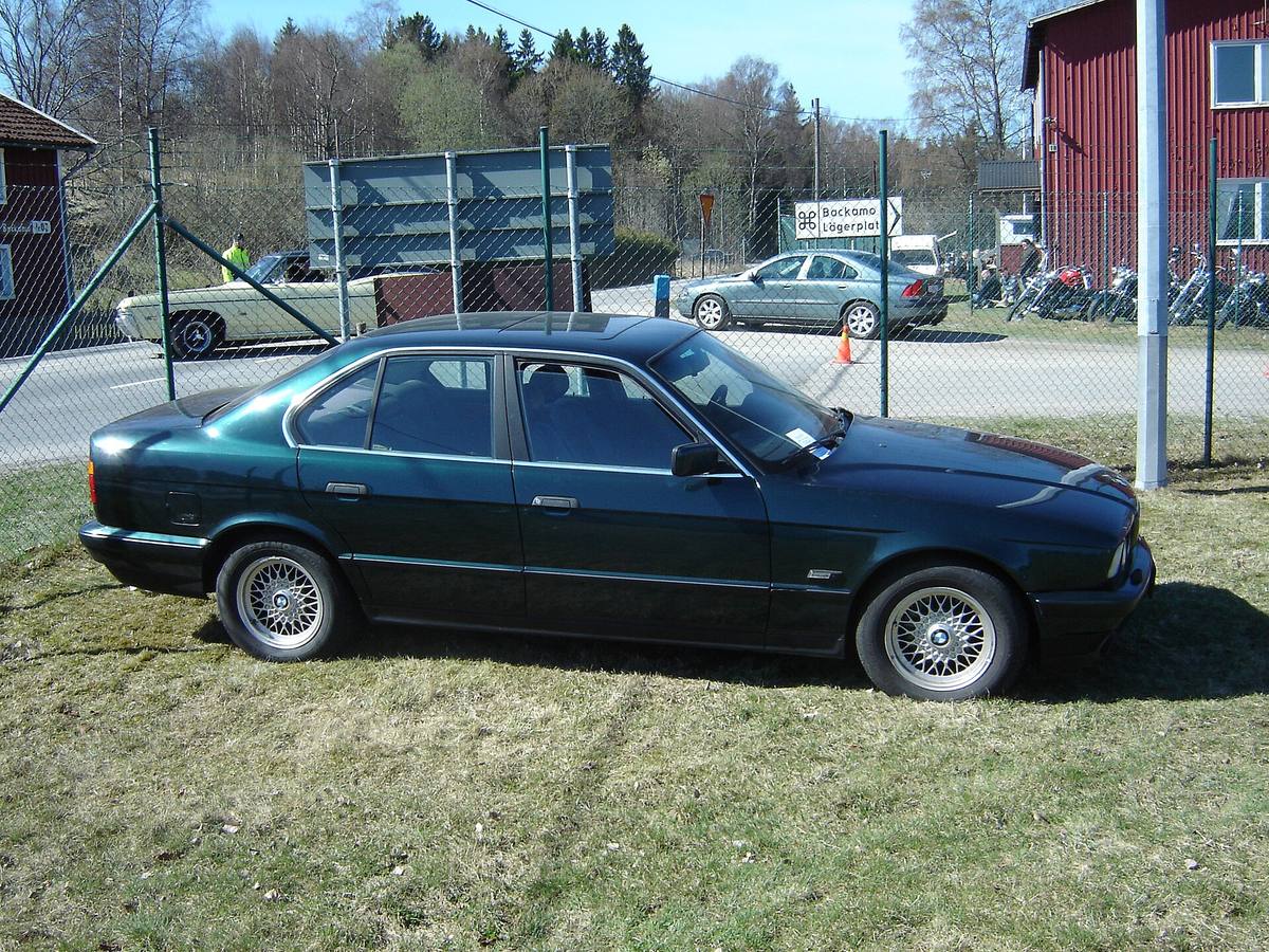 BMW řady 5 generace E34 z boku