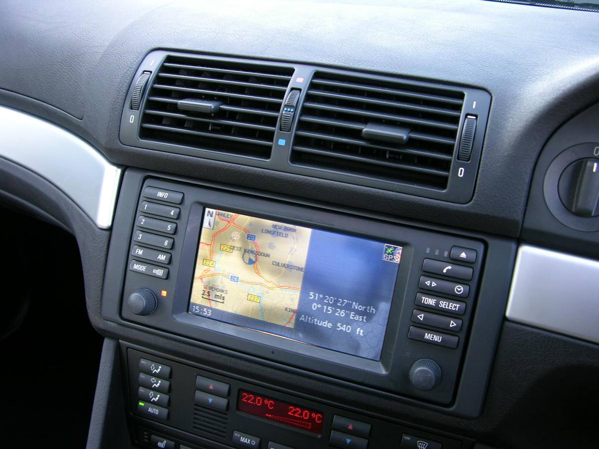 Palubní monitor s mapou na středové konzole BMW 530i řady E39