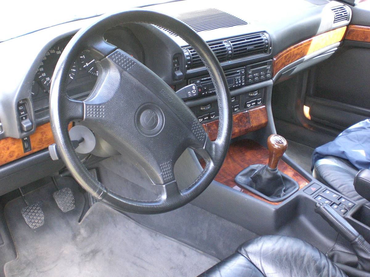 Palubní deska BMW E32 s ruční převodovkou