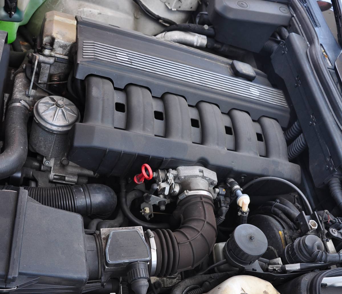 Motorový prostor BMW 525i řady E34 se šestiválcem M50B25