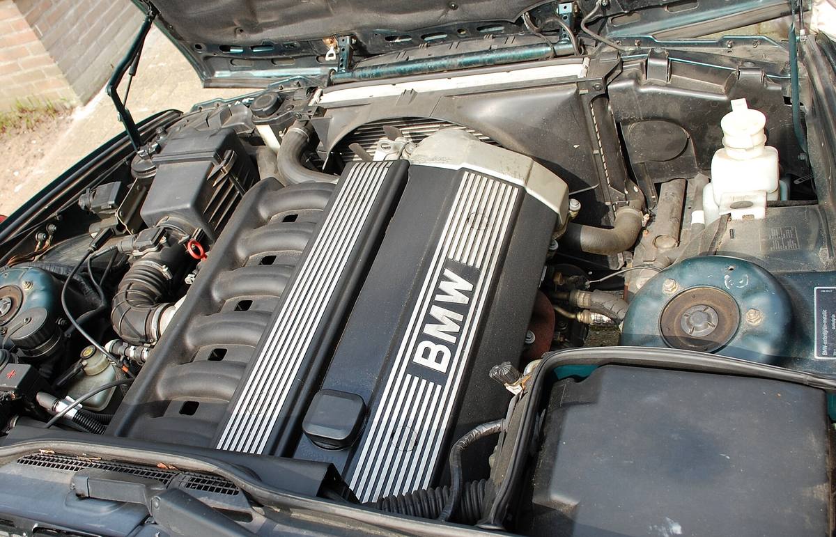 Motorový prostor BMW s řadovým šestiválcem M50