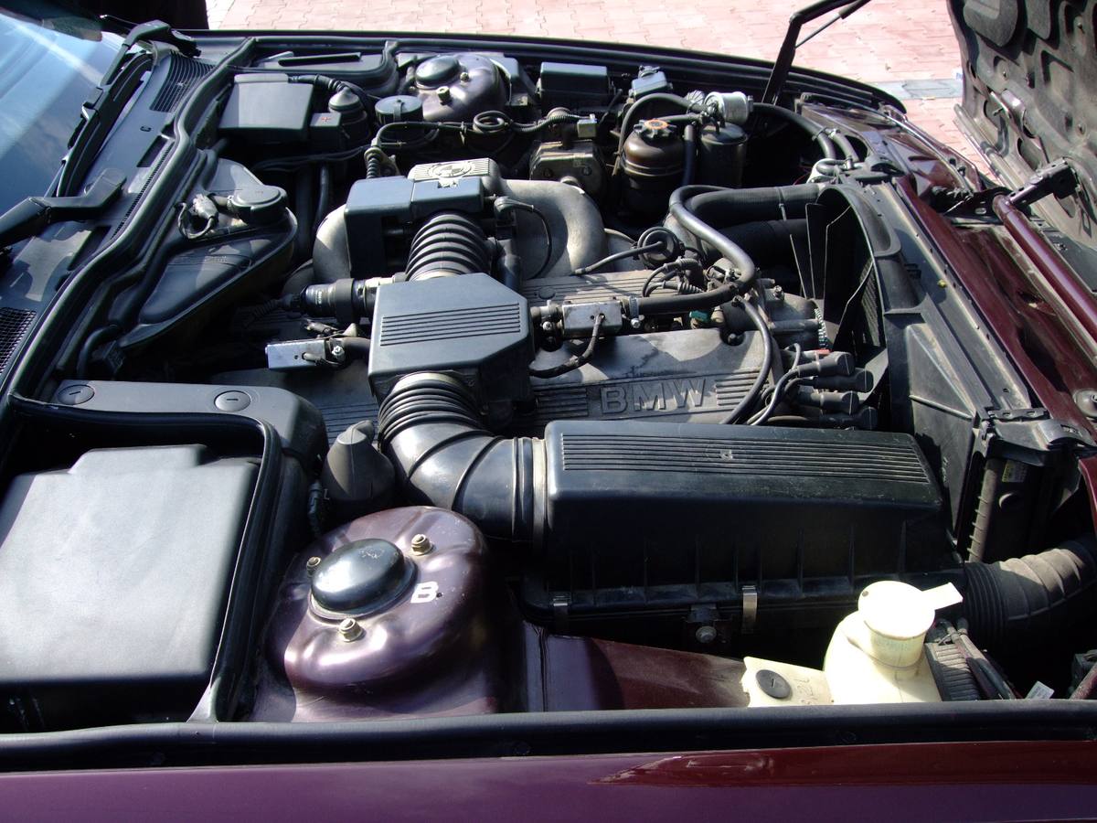 Motorový prostor BMW 730i generace E32 s řadovým šestiválcem M30