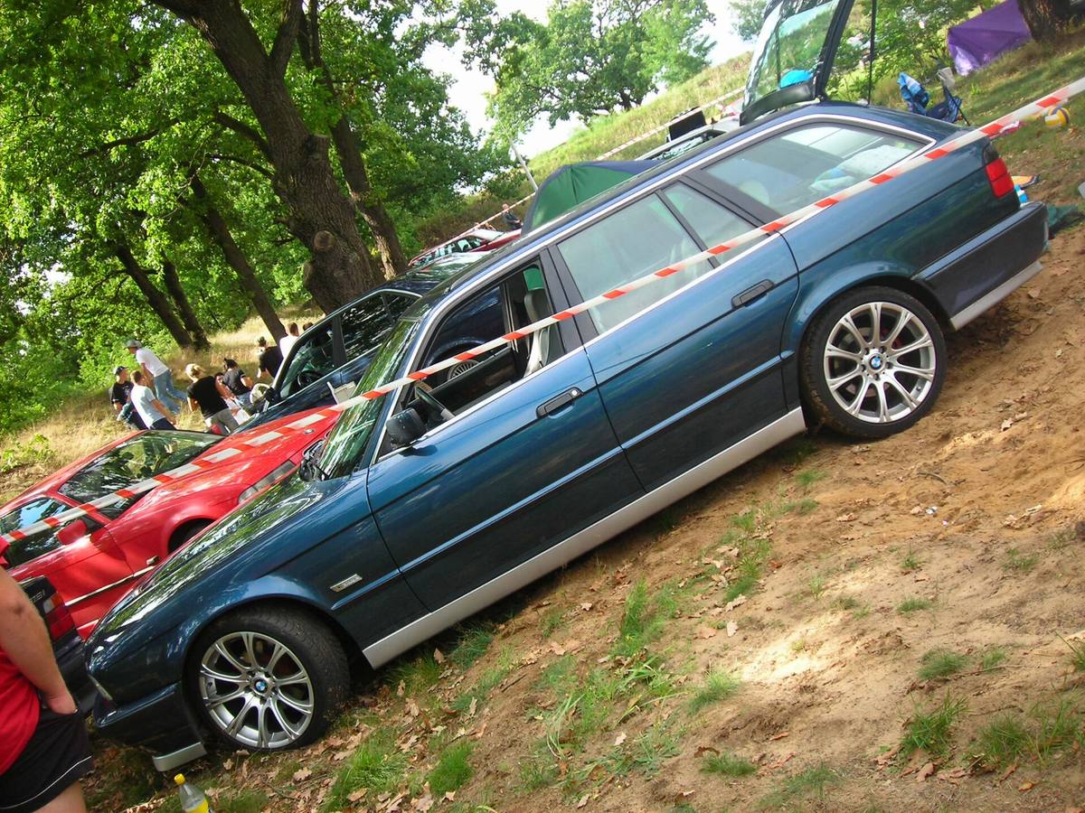 Modré BMW 540i Touring řady E34 na srazu