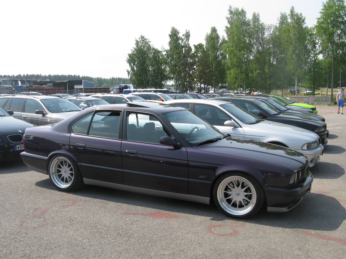 Bok pětky BMW generace E34 se sníženým podvozkem a vnějším zrcátkem na předních dveřích