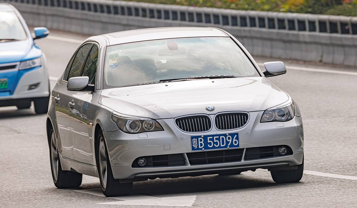 BMW řady E60 zezadu z boku