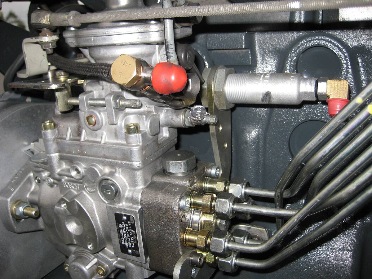 Rozdělovací vstřikovací pumpa Bosch sejmutá z motoru, pohled na hnací hřídel a přírubu