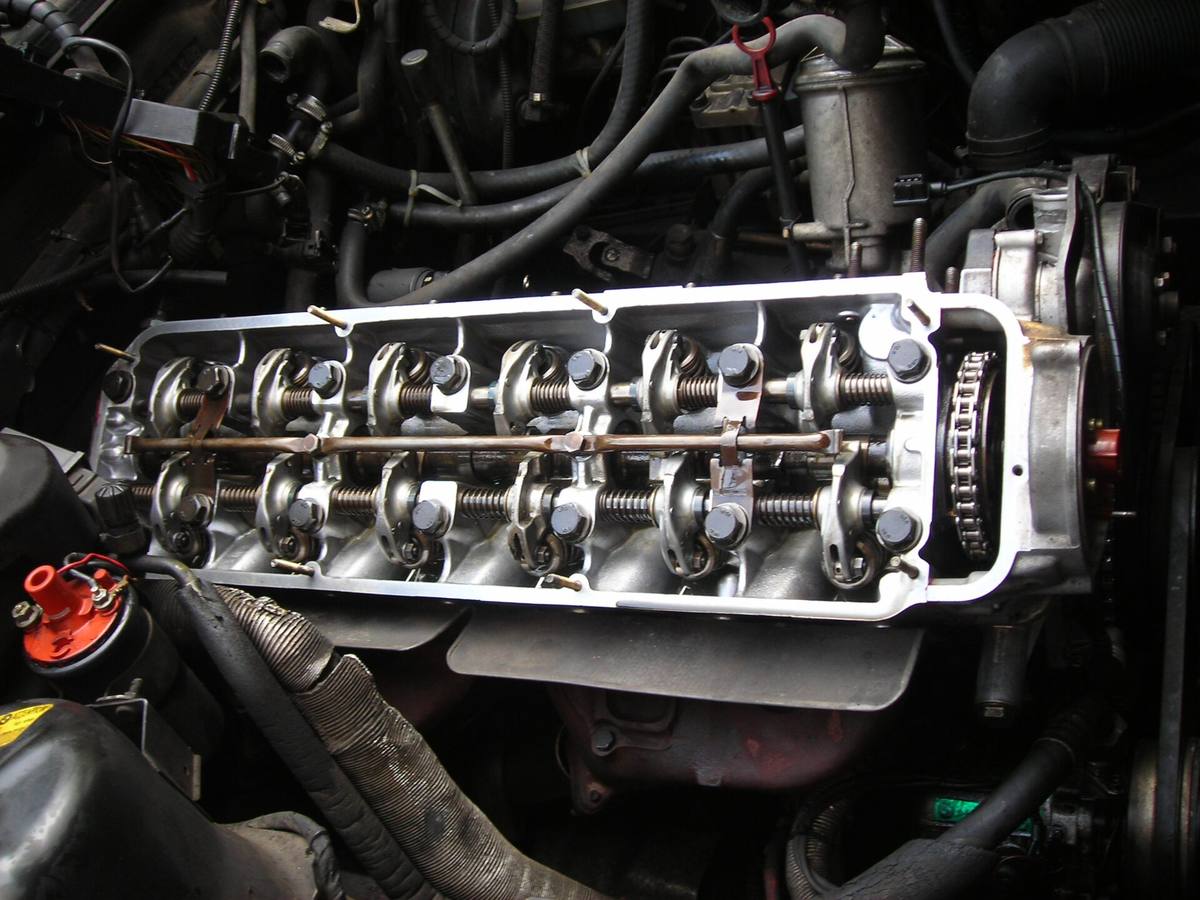 Řadový šestiválec BMW M30 v motorovém prostoru se sejmutým víkem ventilů