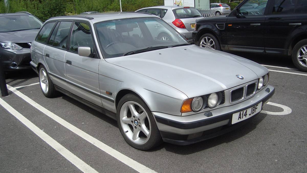 Stříbrné kombi BMW 530i Touring řady E34 z roku 1993 s britskou registrační značkou