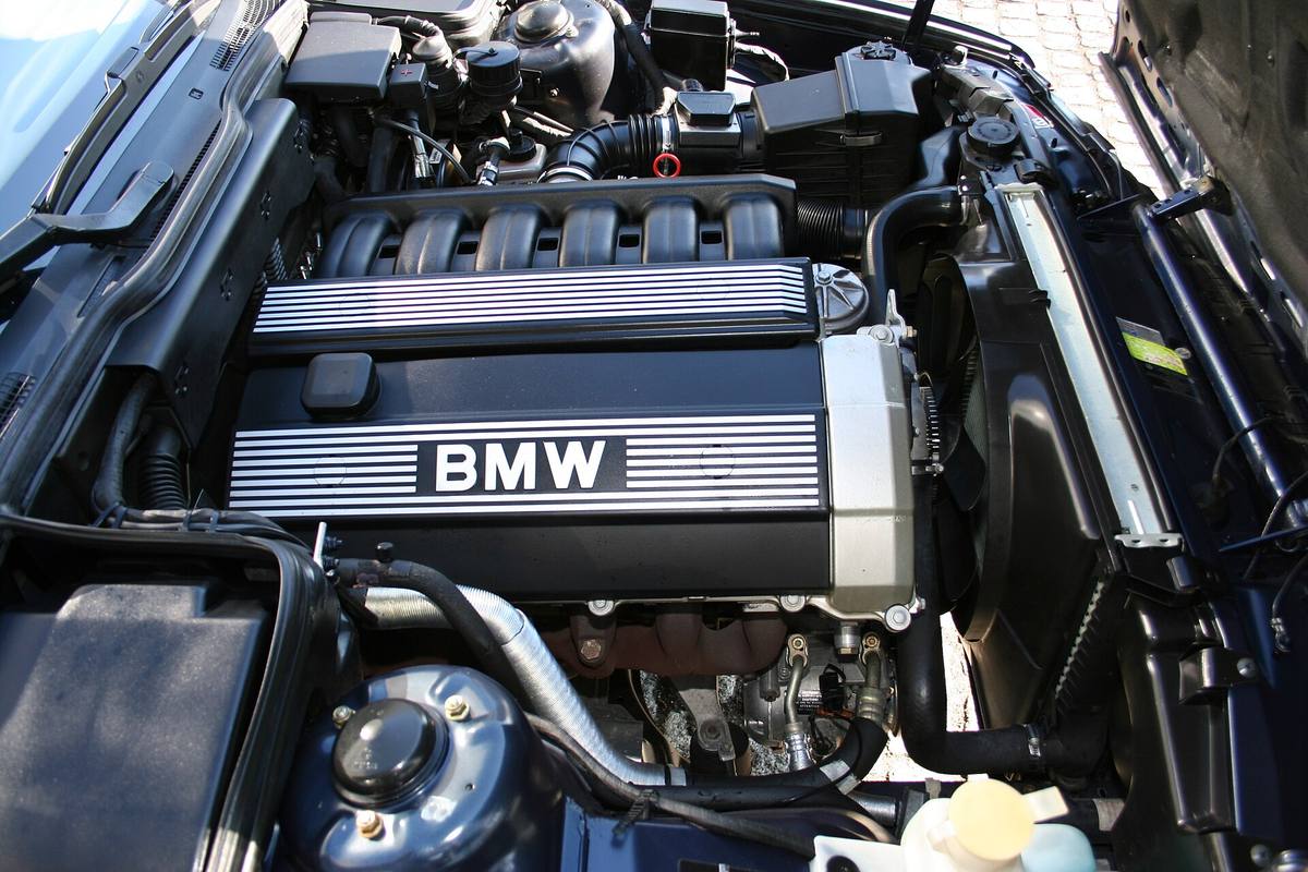Motorový prostor BMW 525i Touring generace E34 z roku 1993