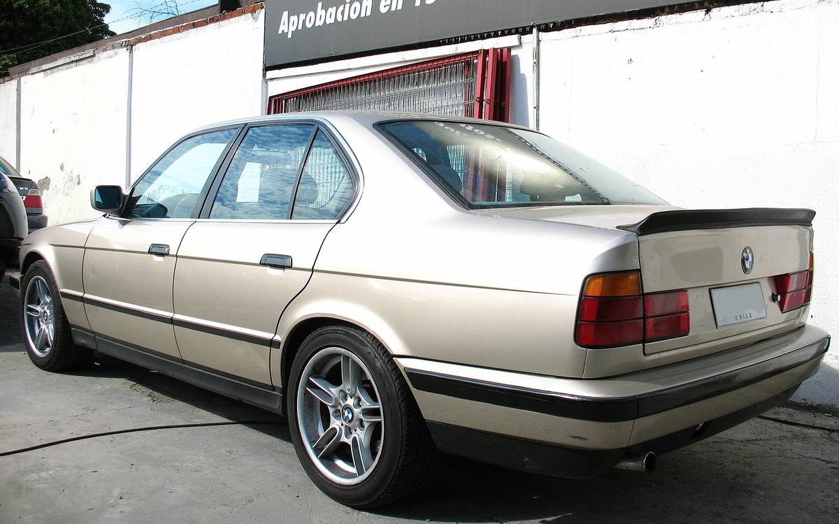 Sedan BMW 520i z roku 1991, generace E34