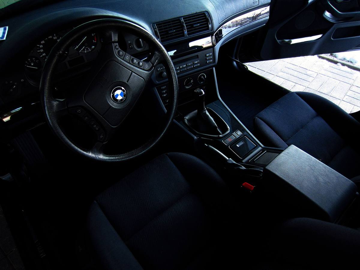 Palubní deska a středová konzola BMW E39 523i s rádiem nad ovládáním topení