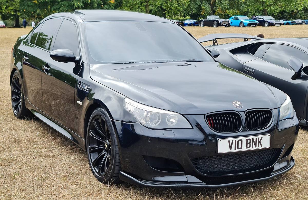 Černý sedan BMW M5 řady E60 zpředu z levé strany