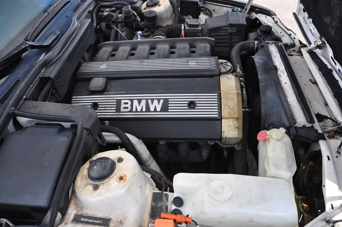 Šestiválec M50 v motorovém prostoru BMW 525i řady E34