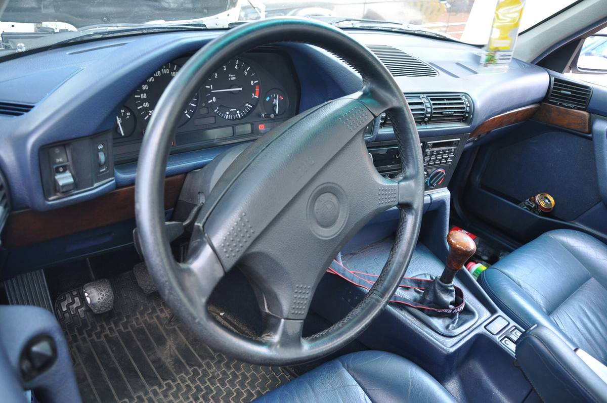 Palubní deska BMW řady 5 generace E34