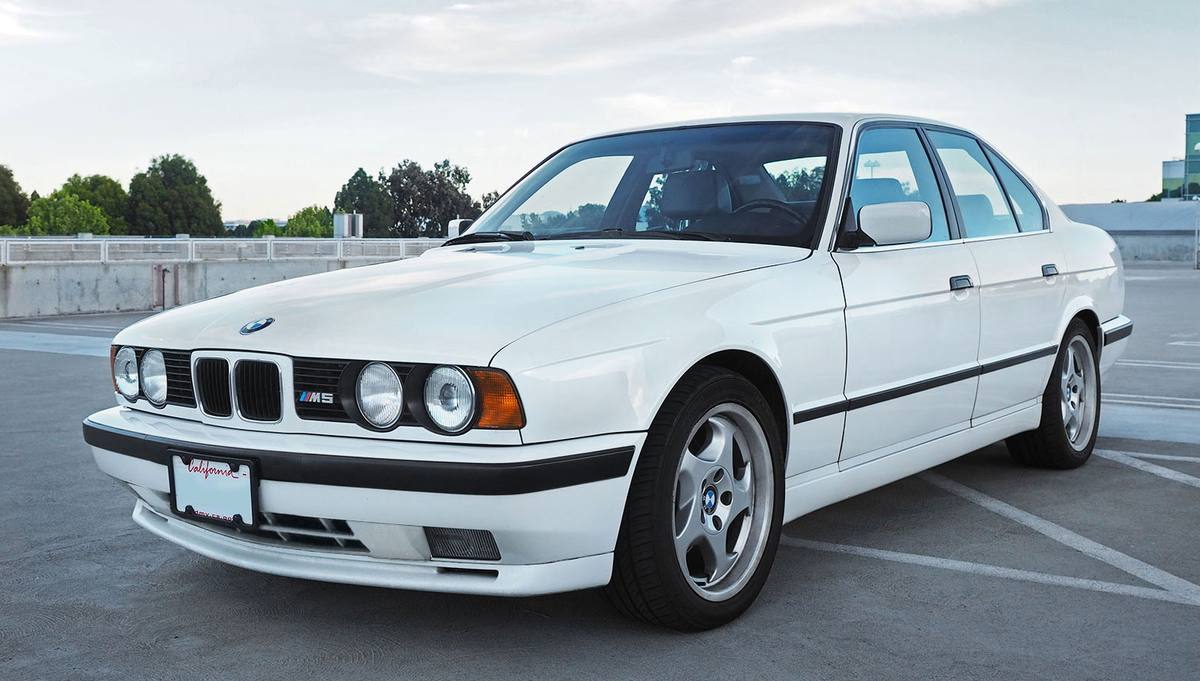 BMW M5 řady E34 zezadu z boku